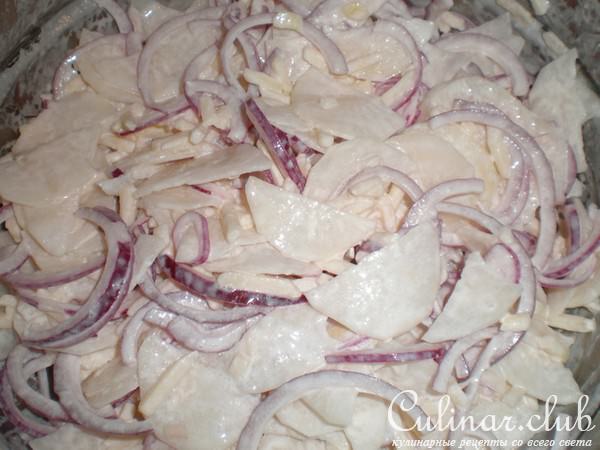Салат из дайкона и яблок с репчатым луком