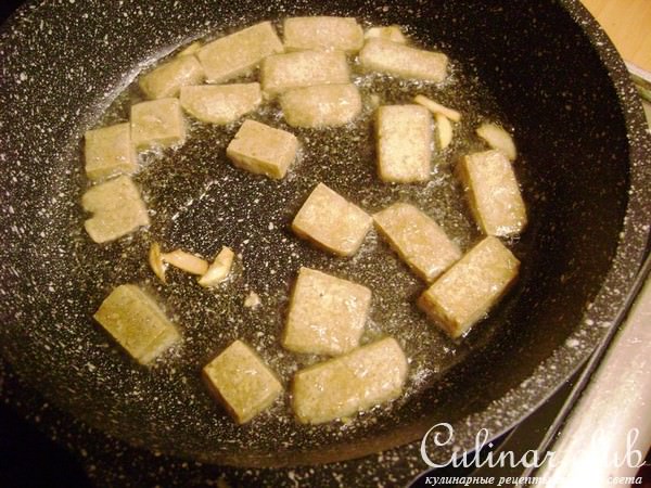 Легкий салатик из огурцов с овощами и жареным тофу.