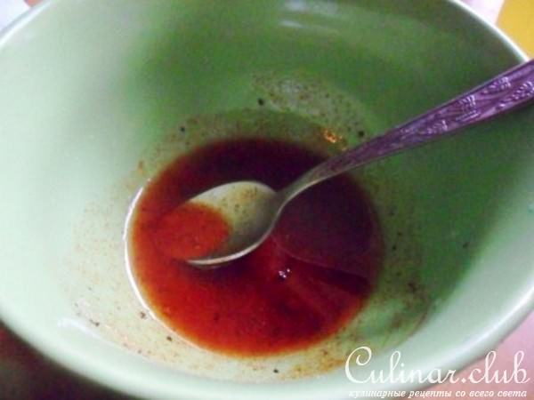 Тёплый картофельный салат с красным луком и маслинамии