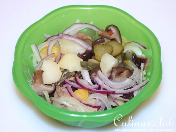 Салат из картофеля с квашенной капустой и грибами
