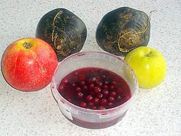 Салат с редькой и клюквой