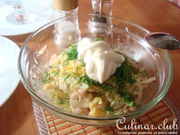 Салат с фасолью и капустой.