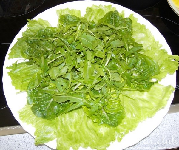 Дуэль...Салат с манго и овечьим сыром в ореховой панировке