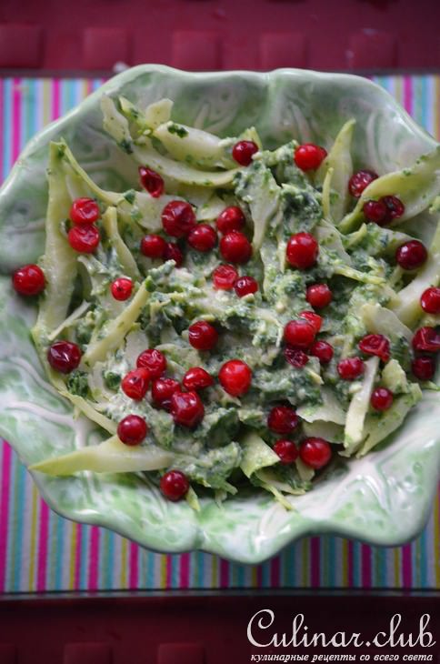 Салат с капустой , с сырной заправкой и шпинатом