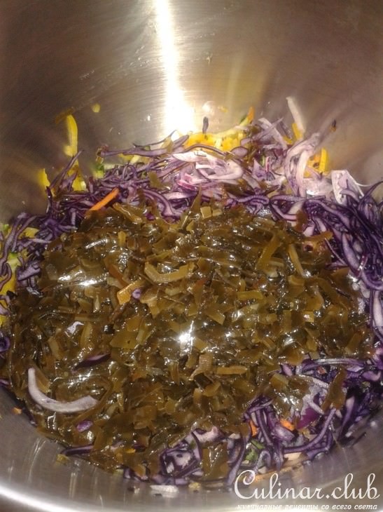 Овощной салат с морской капустой и пряной заправкой