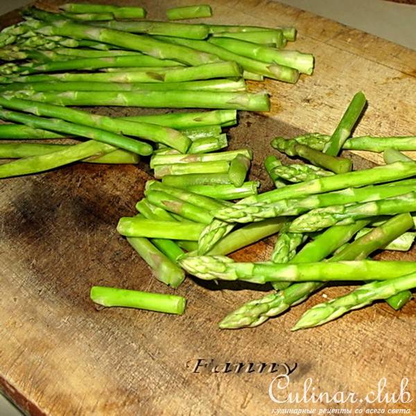 Теплый салат из спаржи с курагой
