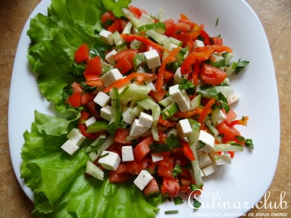 Салат из маринованной тыквы с овощами, сырами и орехами