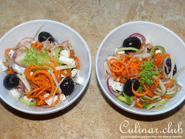 Салат из моркови и лука с фетой, кедровыми орехами и маслинами