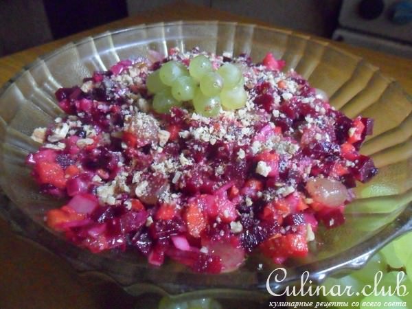 Винегрет с виноградом и орехами