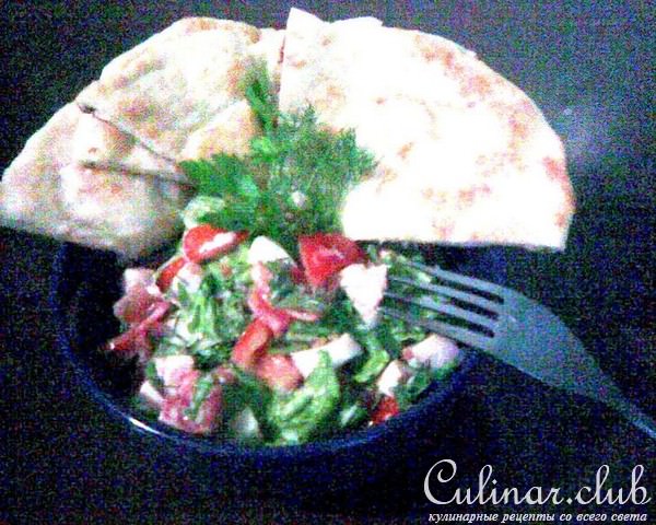 Салат с рукколой, ветчиной и помидорами и Пресные дрожжевые лепешки к нему