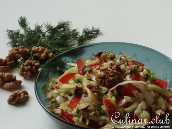 Салат из капусты с сыром и грецкими орехами.