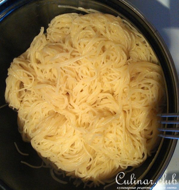 Теплый салат с спагетти и овощами