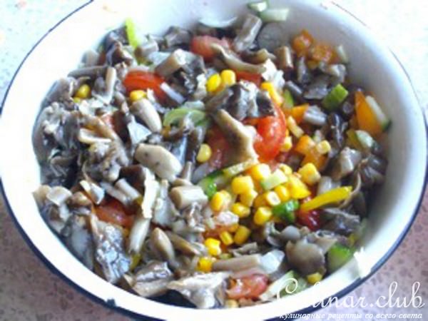 Салат овощной с грибами