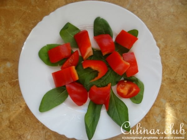 Легкий салат со шпинатом, оливками и маринованными огурцами-корнишонами