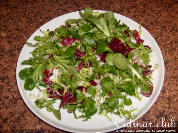 Салат с копченой куриной грудкой.