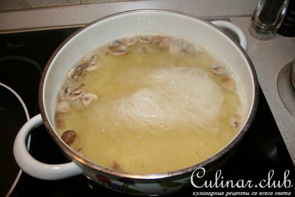 Салат фризе с грибами и рисовой лапшой