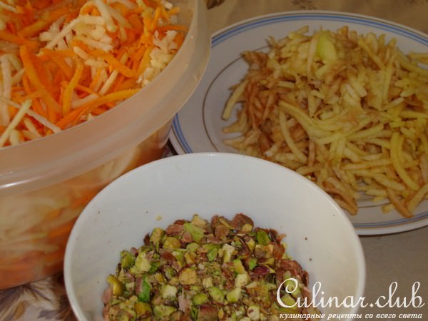 Салат из кольраби с морковью и фисташками