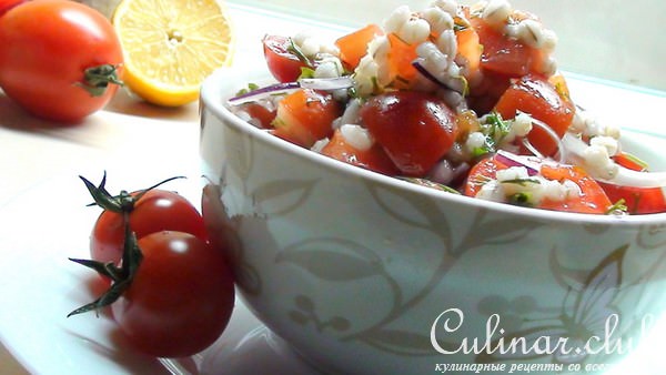 Салат с перловкой и помидорами, лимонная заправка.