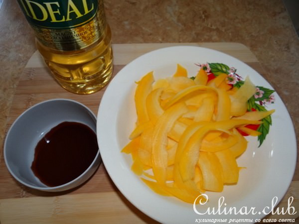 Салат из маринованной тыквы с овощами, сырами и орехами