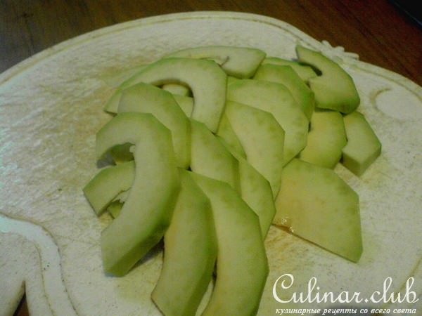 Салат из огурцов и авокадо