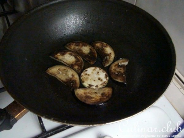 Овощной салат с брынзой и пикантной заправкой.