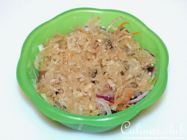 Салат из картофеля с квашенной капустой и грибами