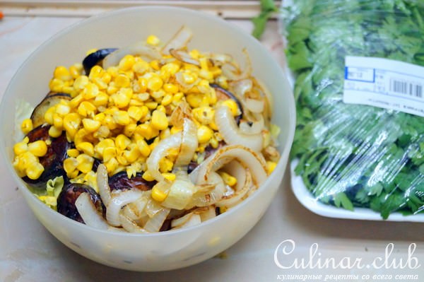 Тёплый овощной салат с курицей, самый вкусный, уж простите за столь смелое заявление.