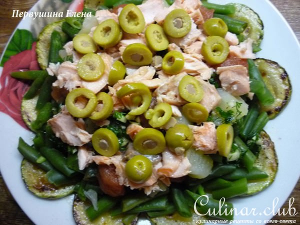 Салат овощной с форелью и оливками "Себе любимой"