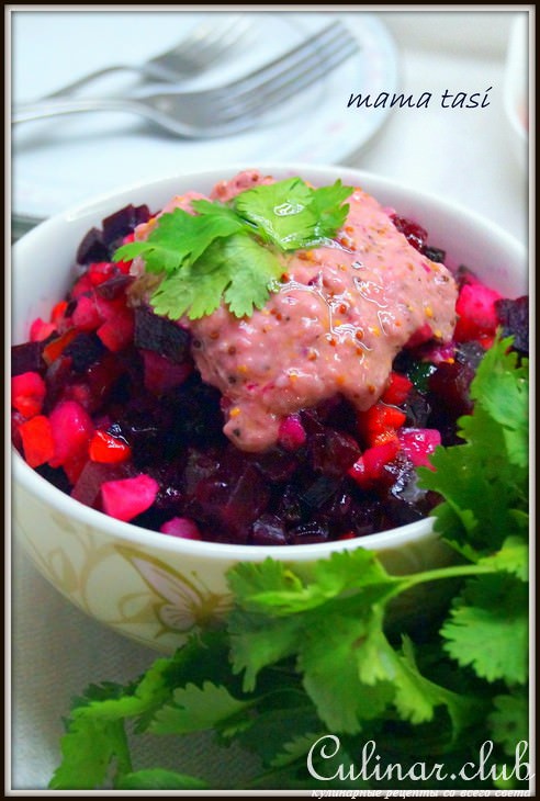 Винегрет с малосольными огурцами под луковым соусом.