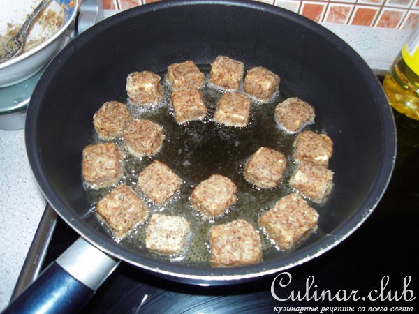 Дуэль...Салат с манго и овечьим сыром в ореховой панировке