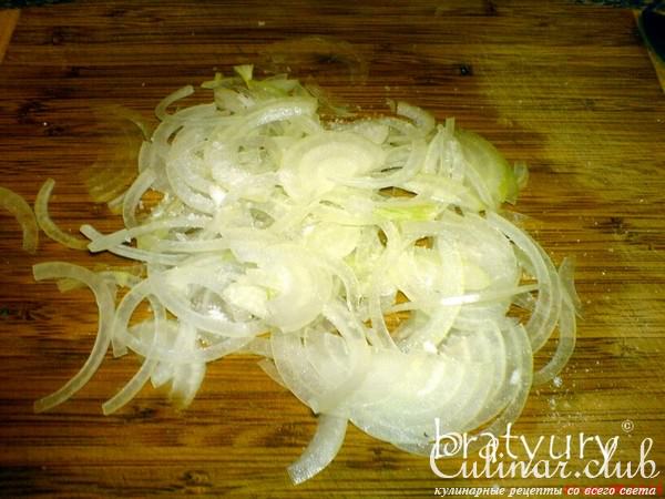 Сочный салат из редиса, репчатого лука и огурца жёлтого сорта