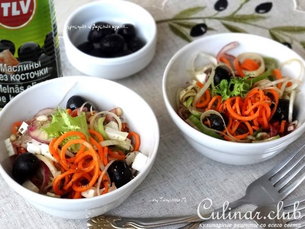 Салат из моркови и лука с фетой, кедровыми орехами и маслинами