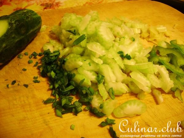 Легкий салатик из огурцов с овощами и жареным тофу.