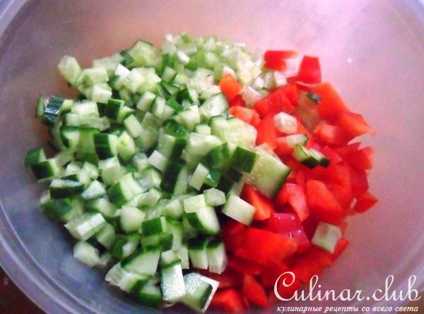 Рисовый салат с огурцами и сладкой кукурузой