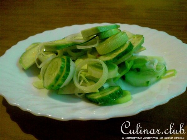 Салат из огурцов и авокадо