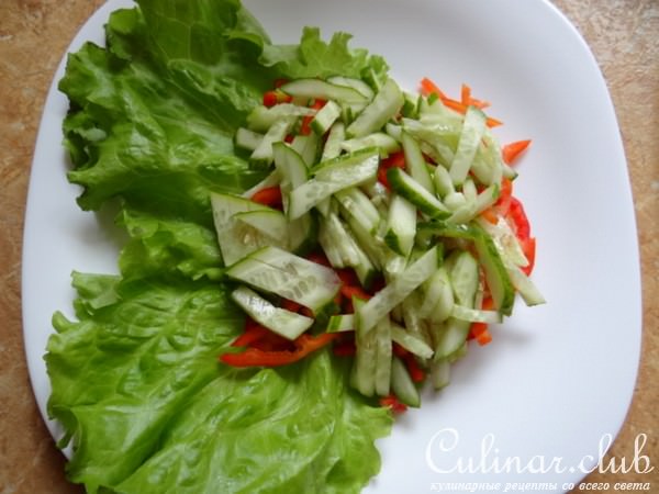 Салат из маринованной тыквы с овощами, сырами и орехами