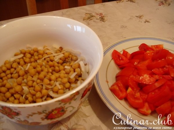Салат из нута и кабачков