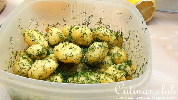 Очень вкусный картофельный салат с копчёной сёмгой.
