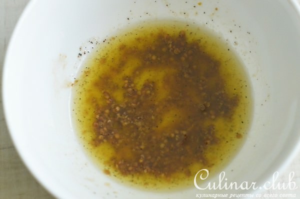 Салат из шпината с сушеным кизилом и орехами.
