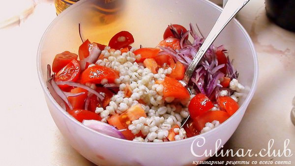Салат с перловкой и помидорами, лимонная заправка.