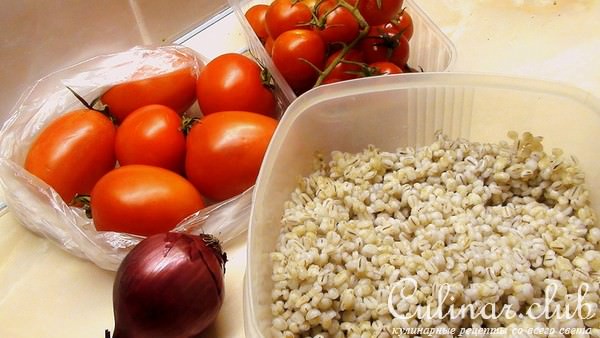 Салат с перловкой и помидорами, лимонная заправка.