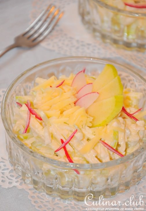 Салат с сельдереем, яблоками и сыром