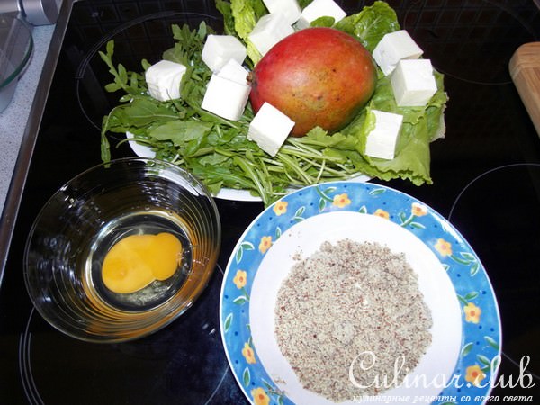 Дуэль...Салат с манго и овечьим сыром в ореховой панировке