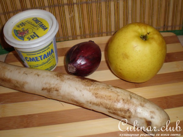 Салат из дайкона и яблок с репчатым луком