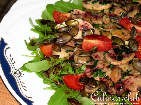 Салат из шампиньонов с тыквенными семечками