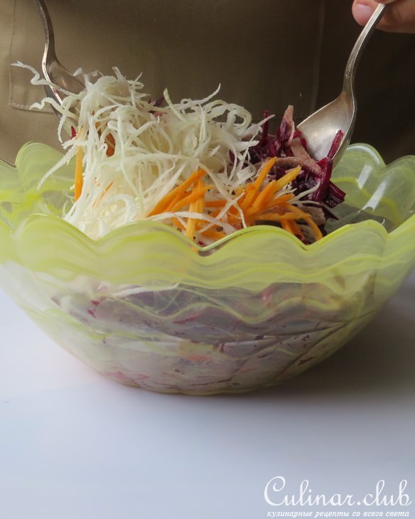 Салат со свежими овощами и языком