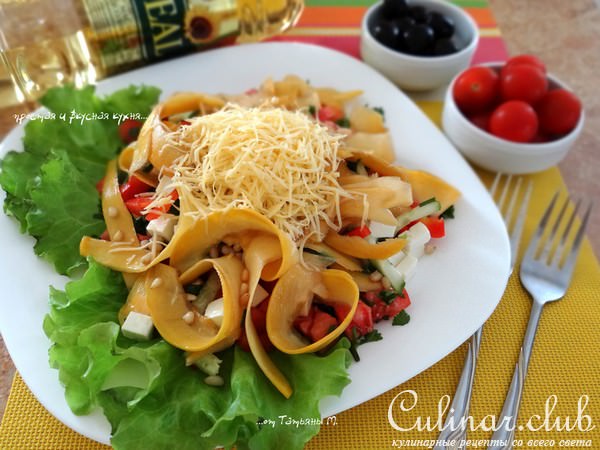 Салат из маринованной тыквы с овощами, сырами и орехами