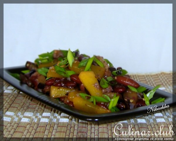 Тёплый салат из фасоли с овощами