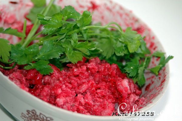 Рисовый салат с сельдью.
