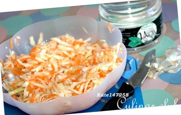 Салат из судака и капусты.
